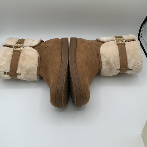 Guess Suede Faux fur topped boots. Very light wear, Size 9.5 - Picture 6 of 8